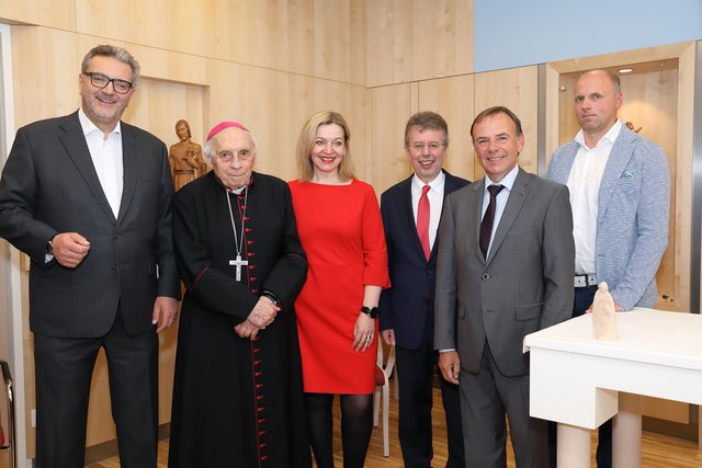 v.l.n.r.: Stadtrat Peter Hacker, Weihbischof Helmut Krätzl, Anita Bauer (FSW), Christoph Gisinger (HB), Bezirksvorsteher Gerald Bischof, Roland König (HB) | Foto: Schedl