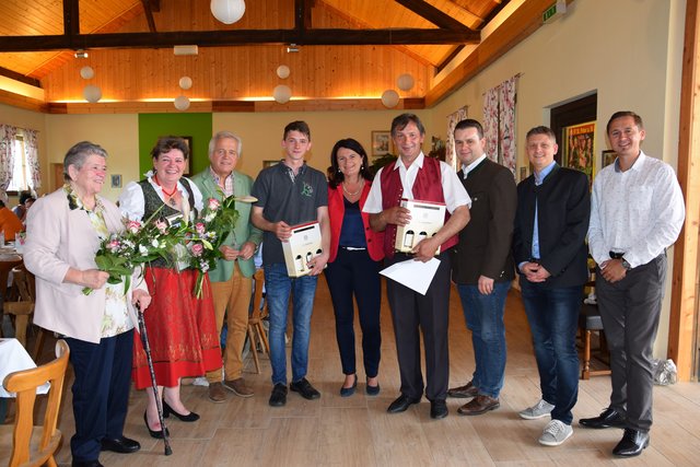 Bürgermeister der Marktgemeinde St. Paul Ing. Hermann Primus - in Begleitung von Vizebürgermeisterin Karin Maier MA und einer weiteren Abordnung der SPÖ St. Paul sowie Gemeindevorstand Marco Furian - ehrte durch Überreichung des Gemeindewappens. Foto: Kerstin Maier