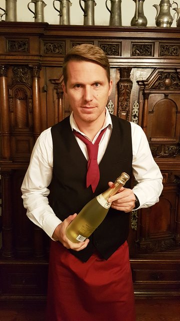 Andreas Ortner als Servicekraft | Foto: KK