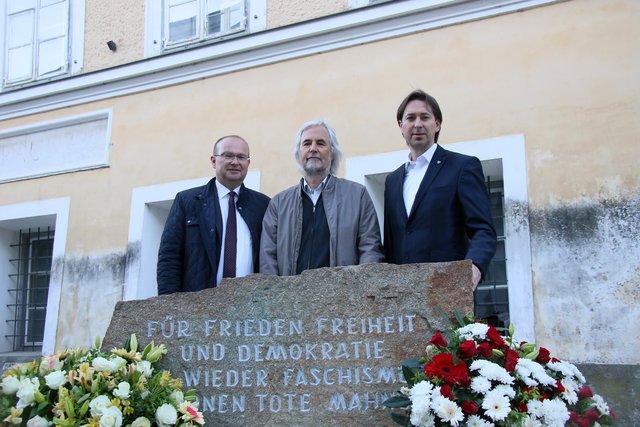 Bürgermeister Johannes Waidbacher, Hauptredner Ludwig Laher und Braunaus Kulturreferent Zoran Šijaković. | Foto: Walter Geiring