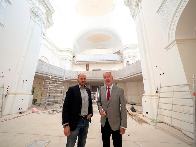 Bürgermeister Klaus Schneeberger und FH-Projektverantwortlicher Peter Erlacher im zukünftigen Lesesaal des neuen "FH-City Campus".