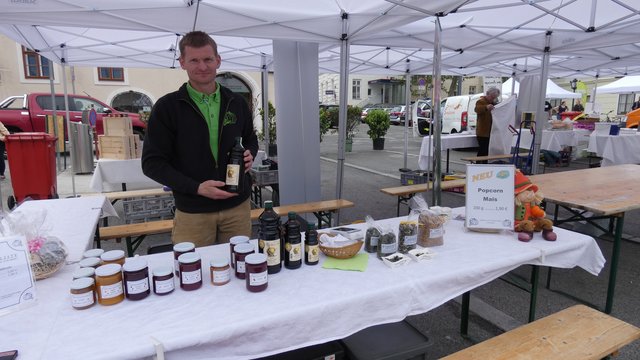 Martin Pillitsch mit seinen Kürbiskernöl und Marmeladen