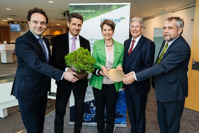 Olivier Lambinet, ECSEL Joint Undertaking, Andreas Urschitz, Leiter der Sparte Power Management & Multimarket Infineon Technologies AG, Sabine Herlitschka, Vorstandsvorsitzende Infineon Technologies Austria AG, Peter Kaiser, Landeshauptmann von Kärnten und Michael Wiesmüller, Bundesministerium für Verkehr, Innovation und Technologie mit einem Galliumnitrid-Wafer und einem heimischen Bonsai, der für Klimaschutz und Miniaturisierung, zwei Kernthemen von UltimateGaN, steht.