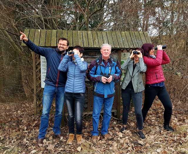 Ornithologe Otto Samwald (Mitte) führt am 16. und 18. Mai die Wanderung der Vogel-Interessierten an. | Foto: Verschönerungsverein Limbach