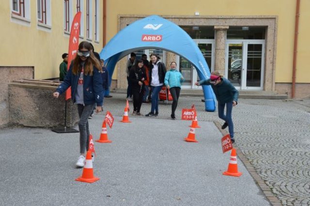 Drei Stationen für die Schüler, hier absolvieren sie den Parcours mit einer Rauschbrille.