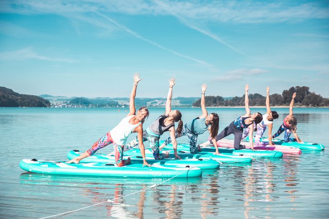 Für Einsteiger und Profis ist es möglich Yoga auf dem Mattsee zu praktizieren und sich direkt im Wasser abzukühlen.