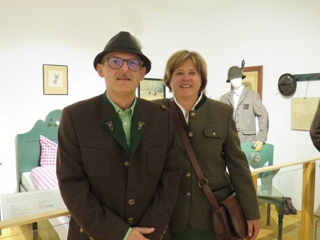 Birgit und Wolfgang aus Adnet begutachten die Jagdexponate.