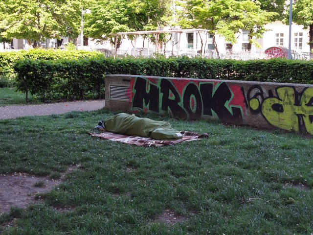 Im Esterhazypark tummeln sich Suchtgiftabhängige, Obdachlose und auch Liebespärchen.
