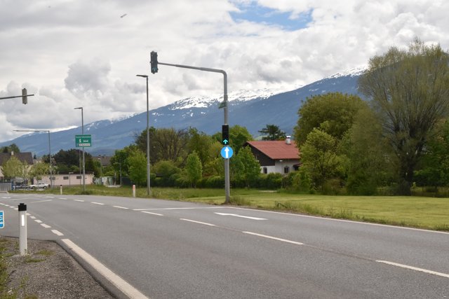 Man muss gerade aus fahren, links abbiegen ist nicht möglich.