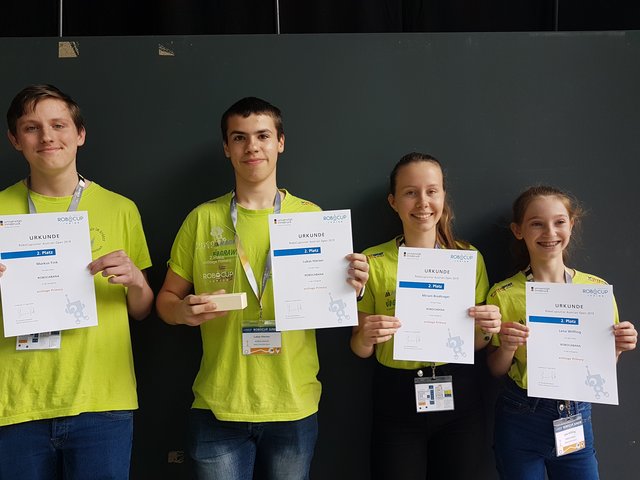 Stolz auf seine Leistung: das RoboCup-Team der NMS Großsteinbach beeindruckte mit ihrer Performance die Jury.