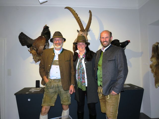 Christian, Monika und Arno aus Golling vor prächtigen Trophäen.