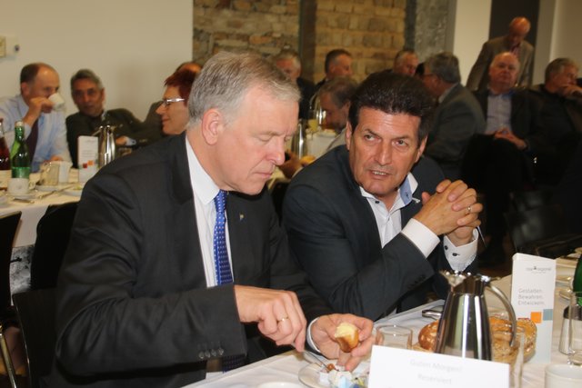 Frühstück mit der Region: Landesrat Martin Eichtinger (links) mit dem Langenloiser Bürgermeister Harald Leopold.