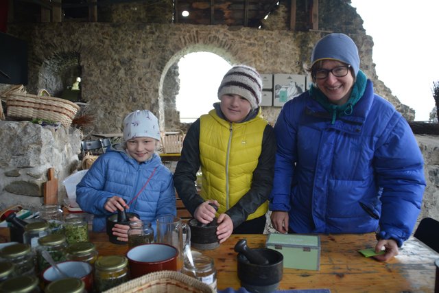 Karoline Frühwald (M.) mit Viola und Christa Zebenholzer.