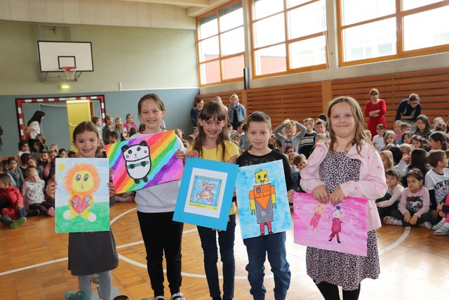 Im Rahmen der Messe Marke + Münze nahmen 340 Schüler der VS Seiersberg an einem Malwettbewerb teil. Die Siegerzeichnung pro Klasse wurde auf Briefmarken verewigt. Gesamtsiegerin wurde Catharina Schlintl (Bildmitte) von der 3b.