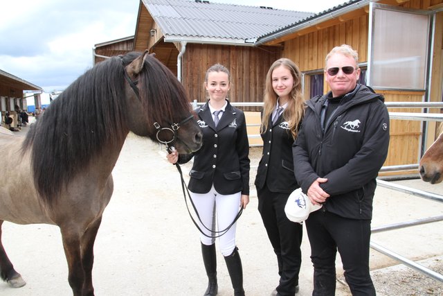 Erfolgreich: Gerhard Ledl mit Elisa Krank und Maya Tax.