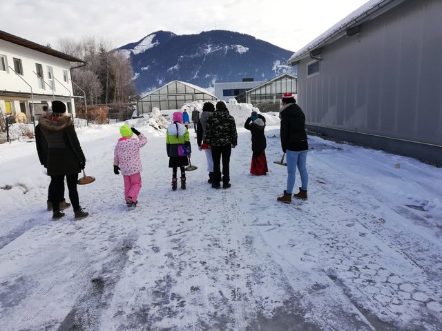 Beim Eisstockschießen mit den Kindern stellten wir unser sportliches Talent unter Beweis