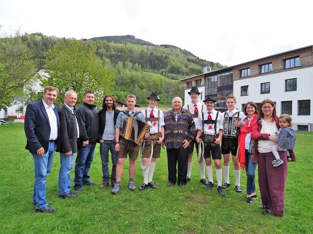 Schuhplattler, Schnalzer und Zugin-Spieler der Landwirtschaftlichen Schulen in Bruck mit Dir. Christian Dullnigg (2.v.l.) begrüßten Tom Porter und die Gäste. | Foto: Leopold Kohr-Akademie