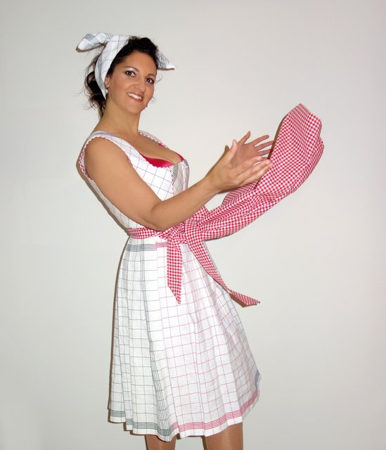 Dirndlherz-Modell Canovaccio:
Aus 16 Geschirrtüchern besteht dieses Dirndl-Modell mit Nachhaltigkeit. Die neuen Geschirrtücher stammen aus der Leinen-Weberei Vieböck in Helfenberg / OÖ und wurden zu diesem nachhaltigen Dirndl-Modell „Canovaccio“ verarbeitet.
Canovaccio ist italienisch und bedeutet Geschirrtuch.
Model Sabrina fühlt sich sichtlich wohl darin und kann die Spaghetti gleich servieren :-) | Foto: Dirndlherz