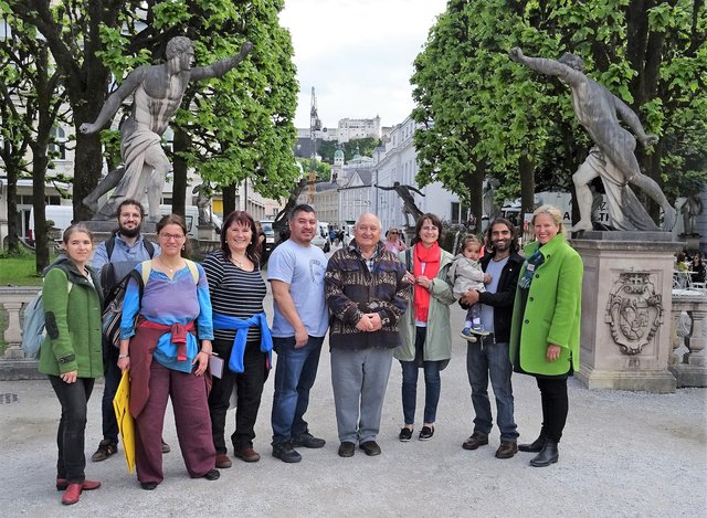 Stadtführung in Salzburg mit der Sprecherin der Salzburger Fremdenführer Inez Reichl-de-Hoogh (r). | Foto: Leopold Kohr-Akademie