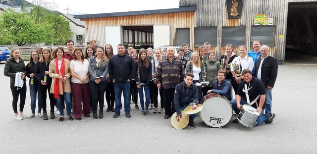 Die Musikkapelle der Landwirtschaftlichen Schulen in Bruck begrüßte Tom Porter seinen Sohn Aroniennens. | Foto: Leopold Kohr-Akademie