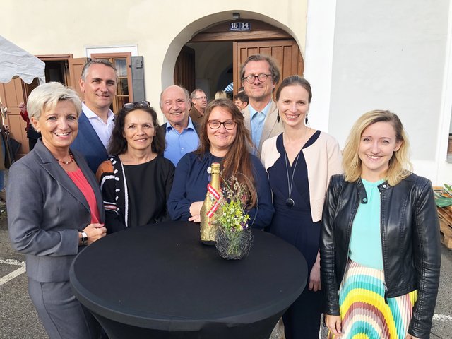 Neues Therapiezentrum in Stadtschlaining: LA Doris Prohaska, Bgm. Markus Szelinger, Hanna Orthofer-Fichtner, Architekt Tomm Fichtner, Eveline Reiter-Kiss,  Gerhard Miksch, Jasmin Titz und Teresa Tendl | Foto: Werner Glösl