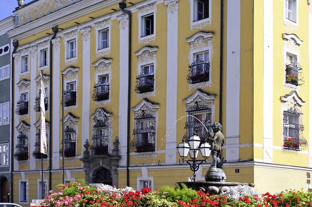Die Stadt Wels ist seit 2015 unter blau-schwarzer Regierung, die Verwaltung inklusive Rathaus aber bleiben rot.  | Foto: Stadt Wels