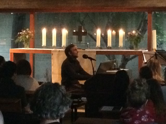 Jarda Svoboda und das Harmonium der Glaubenskirche - eine perfekte Kombination | Foto: Christian Buchar
