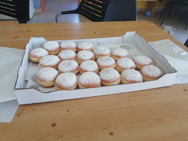 Alle freuten sich über unsere mitgebrachten Faschingskrapfen zur Nachmittagsjause

