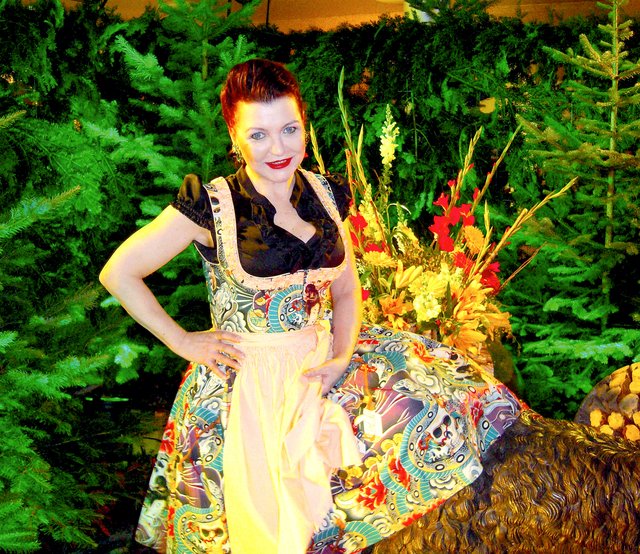 Dirndlherz-Designerin Gabriela Urabl in einer ihrer Kreationen | Foto: Dirndlherz
