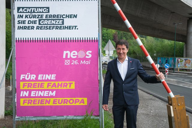 "Schlagbaum hoch!" fordern die NEOS von den Innenministern Deutschlands und Österreichs auch nahe der Grenze bei Kufstein mit Blick auf die EU-Parlamentswahl am 26. Mai. | Foto: NEOS Tirol