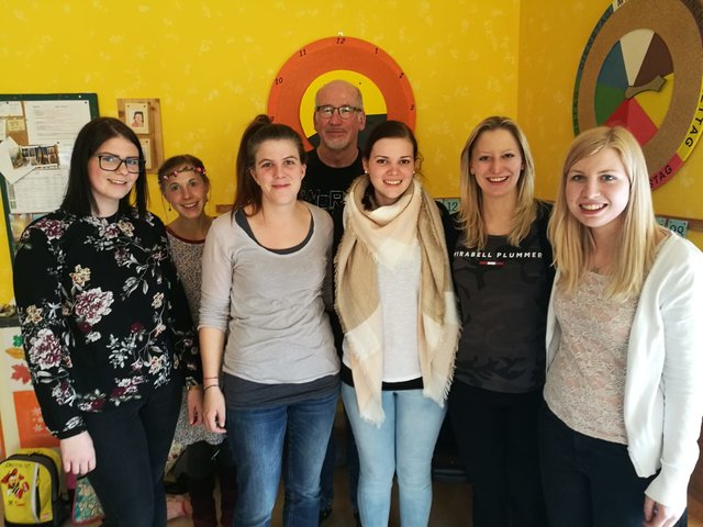 von links: Dominique Menzel, Marie Therese Knapp (ehrenamtliche Betreuerin), Christina Winkler (Leiterin des Projektes „Auszeit“), Günther Biechl (ehrenamtlicher Betreuer), Theresa Heugenhauser, Sarah Prantner, Christina Nindl