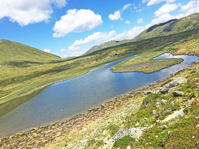 Lungau: Der Rosaninsee (2.080 m) in Thomtal-Schönfeld liegt am Weg zum Großen Königstuhl (2.335 m). Zum See wandert man durch das Rosanintal zirka 1,5 Std. Sonnenschutz ist zu empfehlen, da der Weg kaum Schatten bietet. Ausgangspunkt ist die bewirtschaftete Dr.-Josef-Mehrl-Hütte. | Foto: Peter J. Wieland