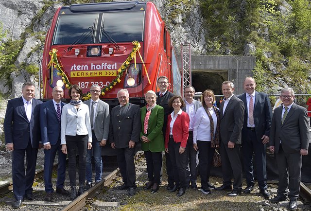  LR Mag. Günther Steinkellner, DI Karl Neumann (CEO Stern Gruppe) und Gattin und Barbara Neumann (Namens-Patin), Bgm. Ing. Markus Siller (Bgm. Ebensee), Bgm. Ing. Dieter Helms (Bürgermeister Pinsdorf), KommR. Mag. Doris Schreckeneder (GF Stern &amp; Hafferl Verkehr), DI Anton Bartinger (Rohrdorfer Zement, Zementwerk Hatschek GmbH), Erika Neumann (Ehefrau von GF Günter Neumann), Vorstand Dr. Imre Kovacs (Rail Cargo Austria AG), Herta Döderlein (Ehefrau von KommR. DI Jochen Döderlein, Gesellschafter Stern Gruppe), LAbg. Bgm. Rudolf Raffelsberger, Josef Schreder (Sales Director Bombardier Transportation Austria GmbH), Ing. Günter Neumann (GF Stern &amp; Hafferl Verkehr). | Foto: Stern &amp; Hafferl Verkehr