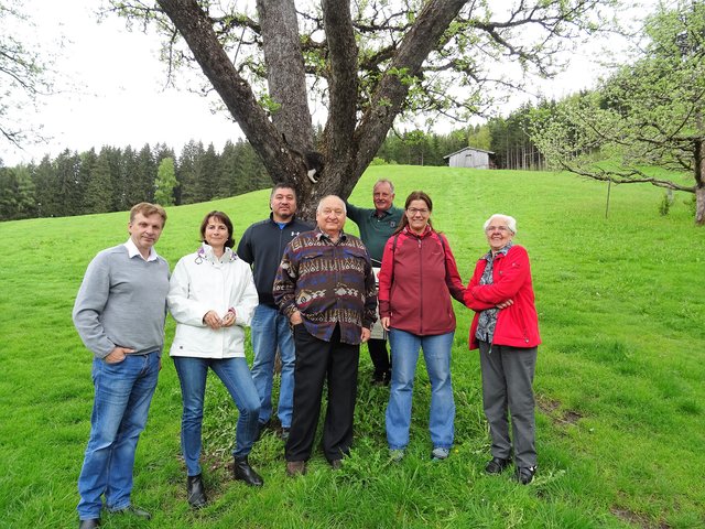 Bäume, Bäume - Tom Porter liebt Bäume. Da durfte ein Besuch im Pomarium beim Reitlbauern Alois Steiner (3.v.r.) nicht fehlen. | Foto: Leopold Kohr-Akademie