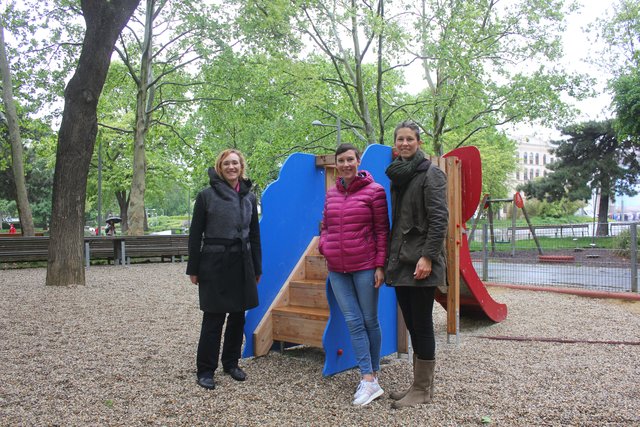 Ab sofort ist die Rutsche für alle Kinder erklimmbar. Das freut auch Bezirkschefin Lea Halbwidl (SPÖ, l.), Neos Wieden Klubvorsitzende Henrike Brandstötter (Mitte) und Stefanie Michalek (Neos, r.) | Foto: BV 4/Steinschaden