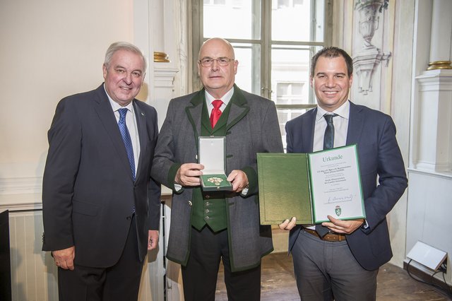 Heinz Johann Glössl wurde von Landeshauptmann Hermann Schützenhöfer und Michael Schickhofer geehrt.