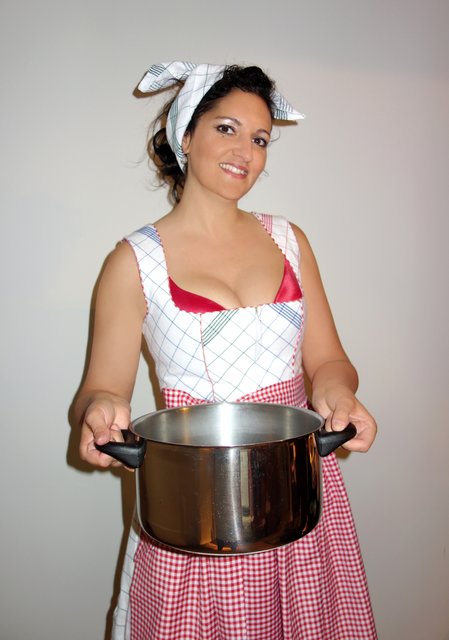 Dirndlherz-Modell Canovaccio:
Aus 16 Geschirrtüchern besteht dieses Dirndl-Modell mit Nachhaltigkeit. Die neuen Geschirrtücher stammen aus der Leinen-Weberei Vieböck in Helfenberg / OÖ und wurden zu diesem nachhaltigen Dirndl-Modell „Canovaccio“ verarbeitet.
Canovaccio ist italienisch und bedeutet Geschirrtuch.
Model Sabrina fühlt sich sichtlich wohl darin und kann die Spaghetti gleich servieren :-) | Foto: Dirndlherz