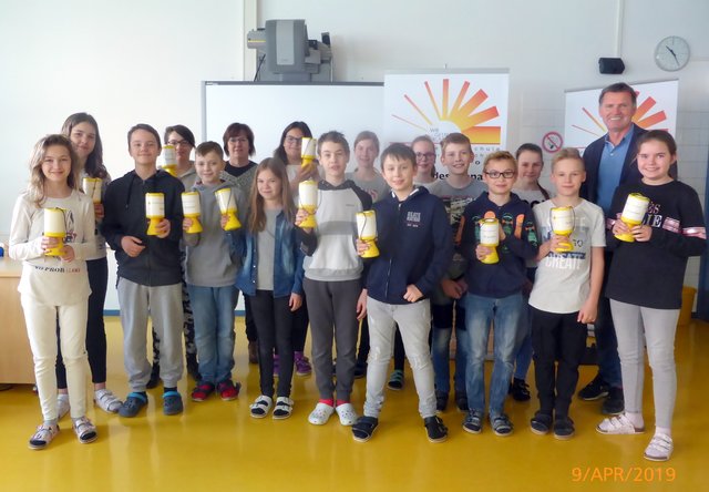 Mit Sammelbüchsen waren die Kinder der Neuen Mittelschule Jennersdorf in der Stadt unterwegs. | Foto: Neue Mittelschule Jennersdorf