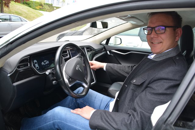 <f>Blick ins "Cockpit":</f> Moststraße-Geschäftsführer Christian Haberhauer im bestens getesteten Tesla S70.