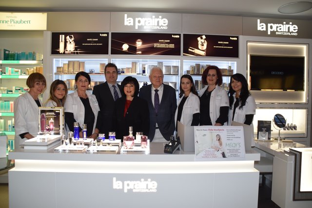 Das Team: Barbara Mayer, Vida Vasiljevic, Verena Logofetescu, Daniel, Christa und Walter Megymorecz, Samra Jakupović, Angelika Stengg und Annemarie Dornig (von links; fehlt am Bild: Simone Megymorecz)