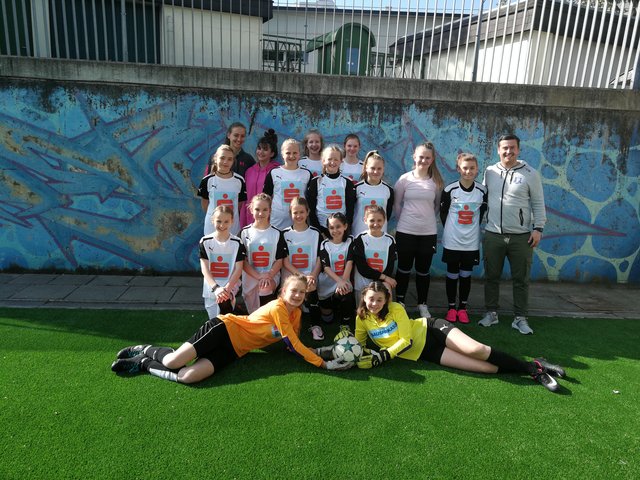 Der Teamgeist der fußballbegeisterten Mädchen der NMS Frohnleiten ist stark, das Finale kann kommen.