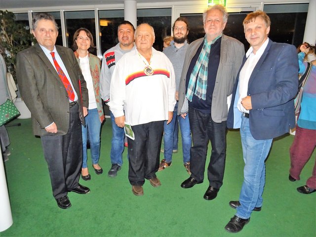 V.l.: Moderator Georg Steinitz, Susanna Vötter-Dankl, Aroniennens Porter, Tom Porter, Übersetzer Peter Linhuber, Prof. Alfred Winter und Christian Vötter. | Foto: Leopold Kohr-Akademie
