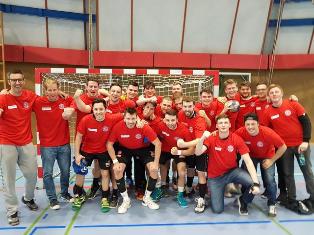 Freude herrschte bei den Handballern des WAT Fünfhaus über den Meistertitel: Nach 14 Siegen in Spielen gab es eigene rote Leibchen für das Team