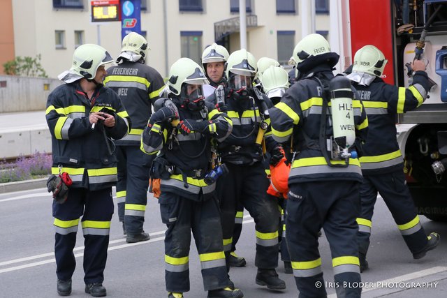 Die Feuerwehren Weiz und Landscha rückten mit den Atemschutztrupps an