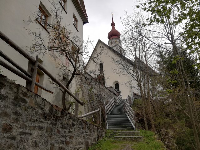 Die Pfarr- und Wallfahrtskirche Kaltenbrunn mit dem Widum.