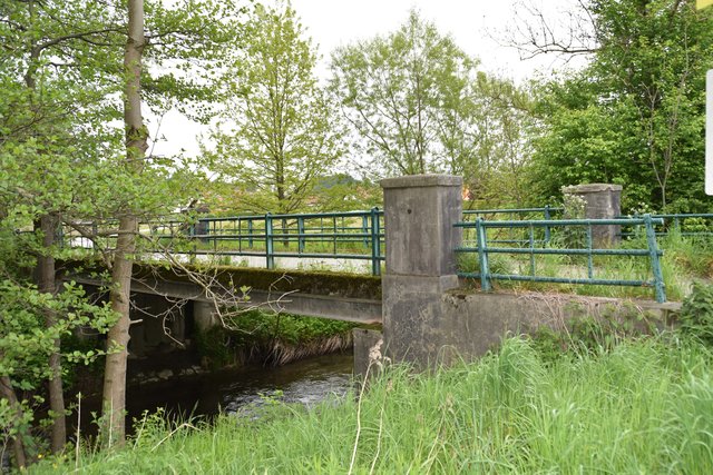 Die Brücke über die Tiebel im Feldkirchner Ortsteil Leinig wird erneuert. Derzeit gilt eine Gewichtsbeschränkung  | Foto: KK