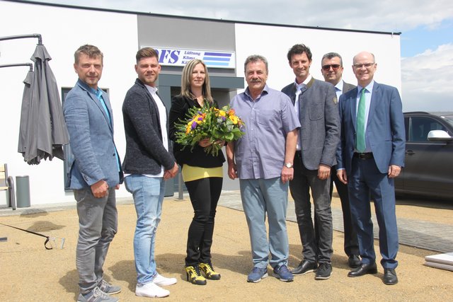 Von DFS überzeugt: Das Firmenteam und prominente Besucher.