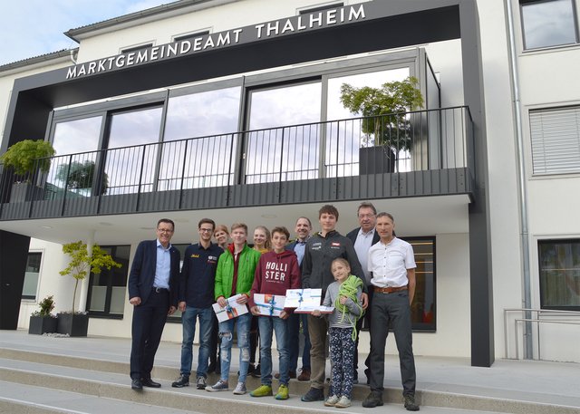 Von links: Sportreferent Vizebürgermeister Klaus Mitterhauser (li.) und Bürgermeister Andreas Stockinger (re. hinten) gratulierten den vier Sporttalenten Felix Mayr (3.v.l.), Jakob Zauner (4.v.l.), Paul Zauner (5.v.l.) und Marie Zauner (6.v.l.).