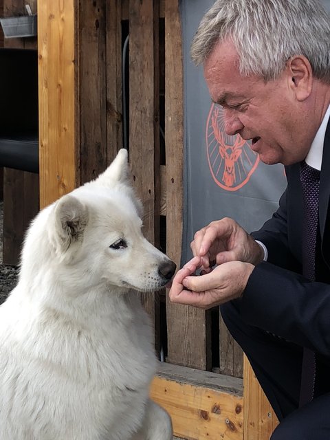 Tierfreund mit Leckerli: Landesrat Anton Lang