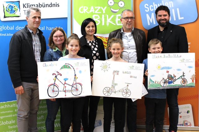 Bgm. Helmut Ladner, Martina Abraham (Klimabündnis Tirol), Dir. Alexandra Wechner (Kappl), Schulqualitätsmanager Bernhard Frischmann und Dir. Peter Vöhl (Schönwies) freuen sich mit den GewinnerInnen Anna Siegele, Ilvy Ladner und Paul Peham. | Foto: Klimabündnis Tirol